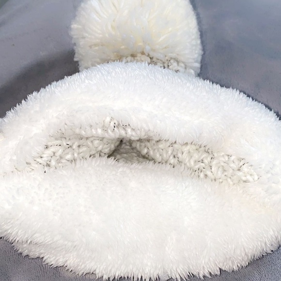 White beanie - Picture 2 of 4